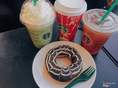 Starbucks Vincom PNT . Được cái trà đen mật ong ngon thơm vl :( 