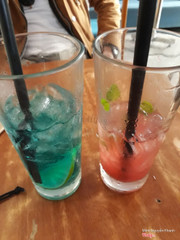 Mình kêu soda với mojito nhưng không có 1 chút ga luôn. Lần nào cũng vậy. Bảo vệ với nhân viên tính tiền có thái độ âm trì và kiểu đuổi khách :v