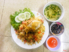 Cơm chiên dương châu đùi gà hấp