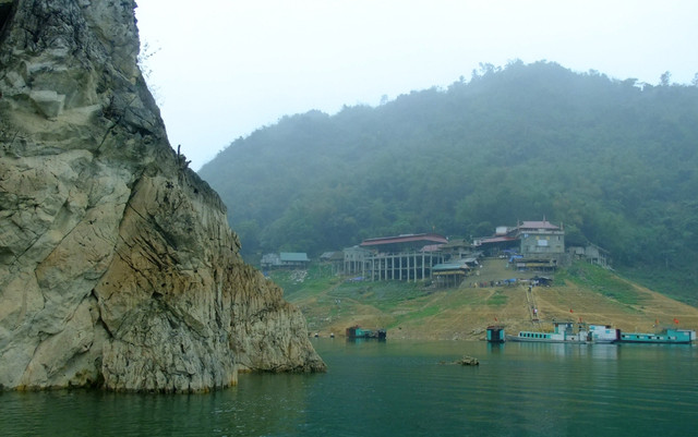 Đền Chúa Thác Bờ