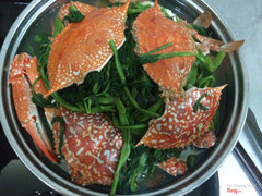 Ghẹ nấu rau muống