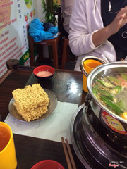 2 vắt mì ăn kèm, cùng nước chấm siêu ngon