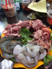 Sau khi bỏ ngao ra thì nhìn thấy rau độn bên dưới như này. Hihi. Ngao nhiều lắm nhé