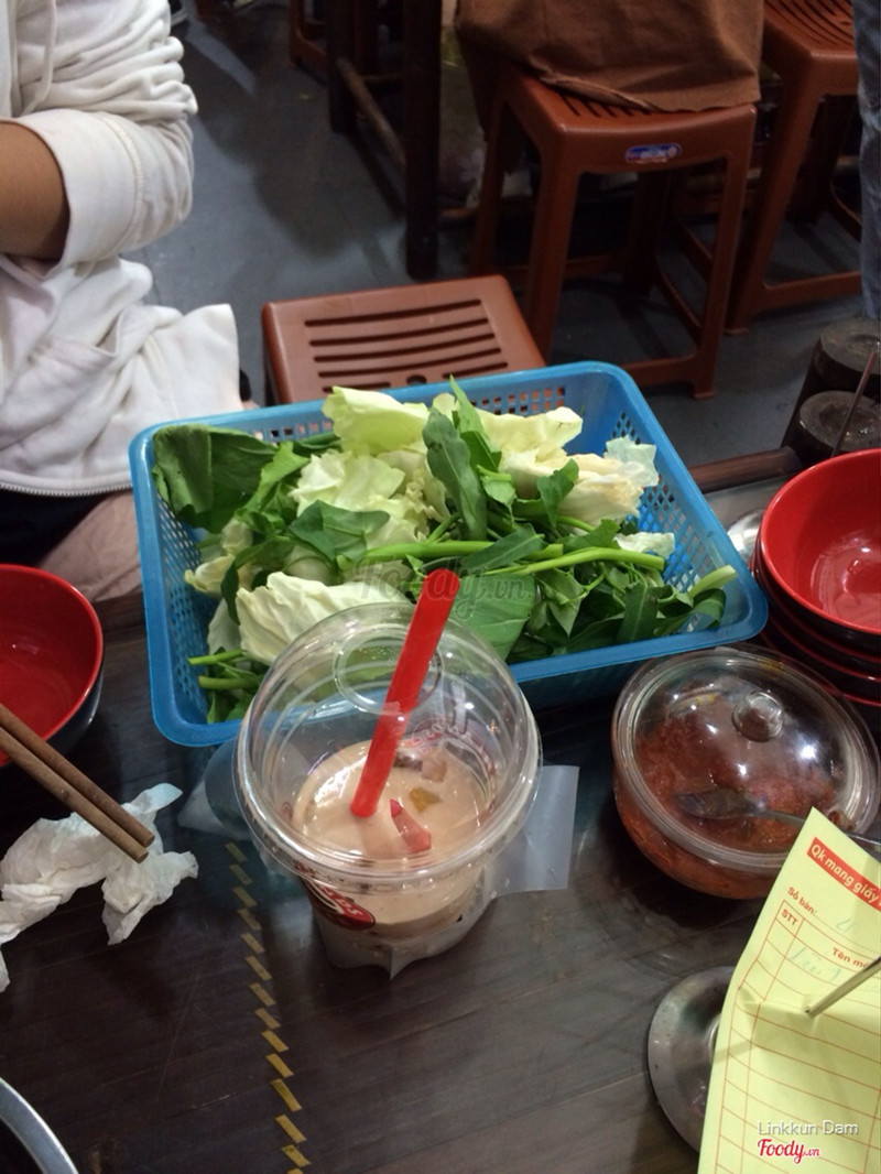 Rổ rau muống và bắp cải cho 2 người (cái cốc trà của highland không liên quan nha)