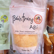 🧀BÁNH TRÁNG PHÔ MAI ABI🧀  ✔️ Bột phô mai làm bánh được nhập khẩu từ nước ngoài có nguồn gốc rõ ràng  ✔️ Bánh hình vuông nhỏ được phủ đều lớp bột lên bề mặt   ✔️ Ăn vào là sẽ thấy vị phô mai beo béo mặn mặn tan trong miệng 😍  ✔️ Bao bì cực kì tiện lợi ăn không hết có thể zip lại ăn như bình thường  Giá thành của 1 bé như vậy chỉ #25k / zip ăn đã đời ăn 2-3 ngày chưa hết 🧀😍 . Vậy còn không mau nhanh tay rinh thử liền 1 bé về ăn thử ??