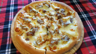 Pizza kim chi thịt nướng