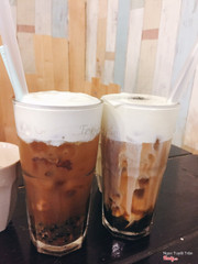 Hồng trà macchiato và bọt biển macchito ( ko có bill nên ko nhớ tên chính xác)