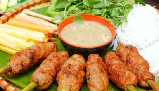 Chị Tấm - Nem Lụi Huế & Bánh Đúc Nóng