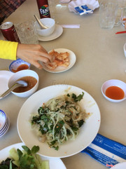 Đĩa tôm nhỏ xíu kia tận 250k đấy nhé, nhưng chỗ này tôm một nắng mình thấy ngon nhất