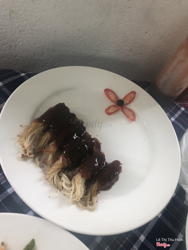 Ba chỉ bò mỹ cuộn nấm kim châm và sốt phô mai