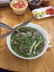 Phở tái chụm chín.