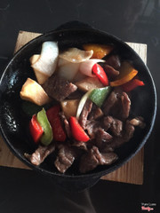 Thịt bò hơi tái. Mình ko thích món này lắm