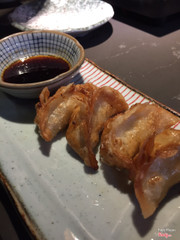 Món gyoza này chiên ngập trong dầu, không giống với phiên bản mình được ăn ở nhà hàng Nhật khác! Ăn mau ngán 