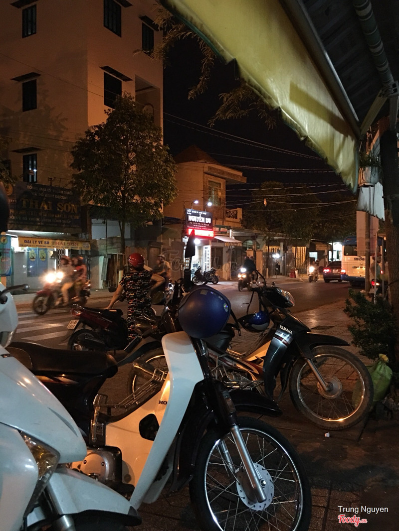 Ngó xéo bên phải từ quán nhìn ra