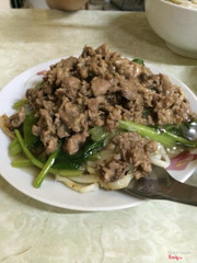 phở xào ú ụ thịt
