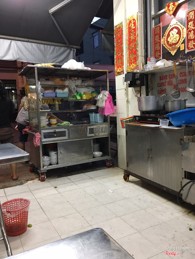 Bên tfong nhìn ra , lúc mình ăn cuối rồi nên chủ quán đang dọn dẹp