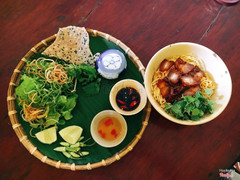 Bạn đi chung lấy tô mì quảng ăn liền nên ko chụp lại 😆