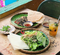 thịt cuốn bánh tráng - hến xúc bánh đa