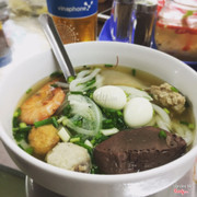 Bánh Canh Kim Quý - 84 Nguyễn Văn Cừ Hàng bánh canh duy nhất mới tinh bên quận Long Biên nhà mình...bát gồm tôm nõn to đùng...tiết trứng cút...chả cua chả thác lác được làm đúng chuẩn Huế...miếng sườn và miếng chân giò to đùng ngã ngửa...ngoài ra còn có 1 miếng bì ăn rất mềm nữa ❤️❤️❤️ nước dùng đậm đà khác với các hàng bánh canh hiện nay ơt Hà Nội...nước trong chứ không phải sệt sệt như súp...các bạn đừng hiểu nhầm bánh canh nc dùng là phải sệt nha... Quán có cả bánh canh bột lọc lẫn bánh canh thường tuỳ các bạn chọn...đặc biệt còn free trà cung đình huế siêu ngon ❤️❤️❤️ Giá 35.000 - 40.000