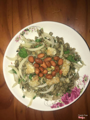 Hến xúc bánh đa nhìn rất bắt mắt