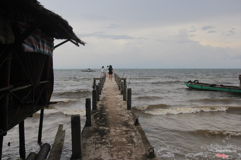 Cầu cảng ra giữa khơi xa