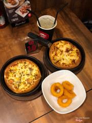 2 pizza size nhỏ + khoanh mực chiên giòn