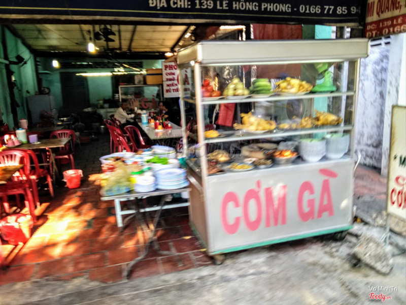 mặt tiền quán chỉ có bảng tên "CƠM GÀ"