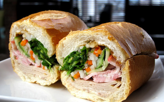 Bánh Mì Ngon - Lẩu Đuôi Bò