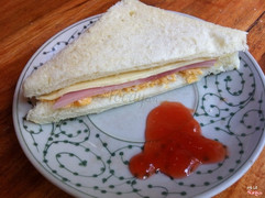 sandwich kẹp thịt trứng pho mát 20K