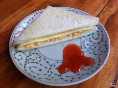 Sandwich trứng pho mát lát 15K