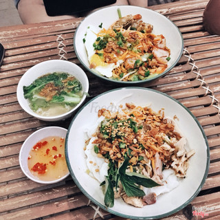 Mì trộn trứng lòng đào xá xíu - 35k và bánh ướt lòng gà - 25k