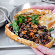 bánh mì tim gan mề cút