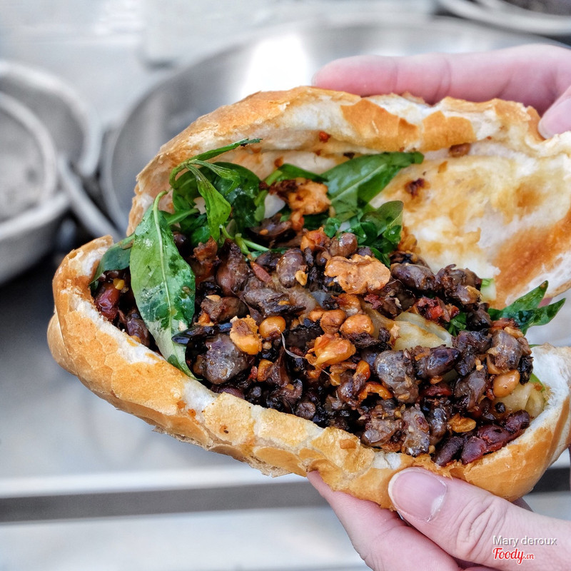 bánh mì tim gan mề cút