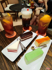 Trà đào cam sả, Trà đen macchiato, bánh mousse chocolate, bánh mousse trà xanh, bánh caramel và red velvet