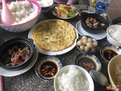 Trứng chiên, vịt kho tiêu