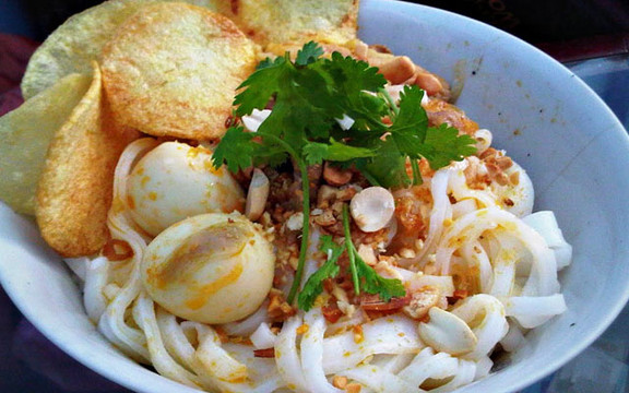 Cây Sứ - Mì Quảng, Phở