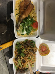 Mình mới đặt một nui xào bò trứng vs một cơm gà xối mỡ đùi lớn ( do hết nui nên shipper gọi cho mình để đổi thành mỳ ) mình đã xem trên app giá của nui vs mỳ không khác nhau nên đổi. Mà bên quán làm thiếu món cho mfinh r cái đùi có vẻ ko to cho lắm ( mình mới ăn đây lần đầu nên ko biết rõ về độ to nhỏ của gà bên quán ). Mình đặt trên baemin, và bây giờ bỏ ra 50k để đc 2 món khác