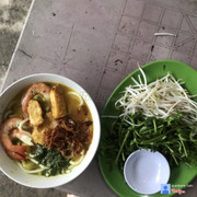 Bánh canh cá lóc ngon. Nước lèo rất vừa miệng, bánh canh bột gạo cũng ok, cá cô ướp cũng rất ngon và lạ không giống mấy chỗ khác mình ăn. Rau thì có giá và rau đắng, nhưng rau đắng ăn ko bị đắng quá như mấy quán khác, Hành phi ở đâu cô tự phi siêu ngon ăn không bột bột như ở chợ
