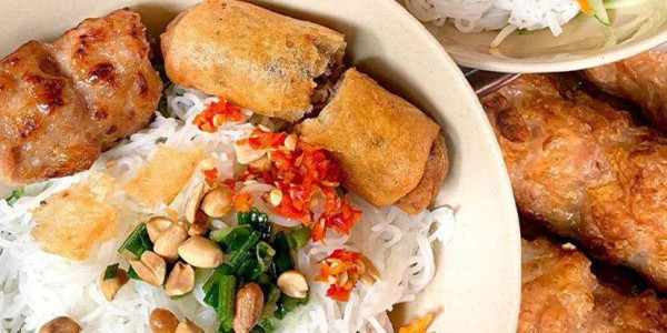 Tiệm Tháng Ba - Bún Thịt Xào & Trà Trái Cây - Huỳnh Văn Bánh