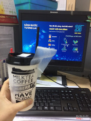 Hiberry quán nằm gần trường DHCN TPHCM mình đi học hay ghé uống, mình order trà đen mức giá tầm trung 22k so với sinh viên. Cũng gần chỗ mình đang làm nữa. thức uống pha vừa đủ ko quá ngọt cũng ko lạt. Mình thích nhất chocolate mint ở đây, và olong tea nữa mà kỳ này menu ko có olong😓. Tại gần trường có olong ấy. Khách hàng thân thiết mà nên đi học nhóm tụi mình ghé hoài. 