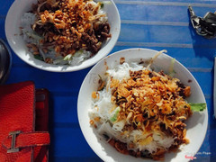 Bún bò dấm. Một bát bún bò dấm vô cùng ngon và đầy ự. Đây sẽ là nơi dành cho các bạn thích ăn hành phi nhiều, thịt bò mềm ngon, nước dấm vừa. Ăn 1b mà no tới đêm nha. 