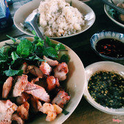 Heo quay + nước chấm