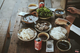 Canh lòng gà lá é + thịt heo luộc mắm nêm