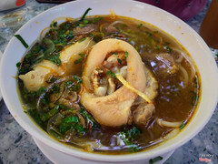 Tô bún bò ăn sáng to vật vã