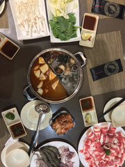 Thịt bò ngon tuy nhiệ đây cũng là ưu điểm duy nhất và khách đến chắc cũng chỉ để ăn thịt bò vì so với lần đầu ăn thì chất lượng đồ ăn ở đây cành ngày cành giảm đi và kém đa dạng, hấp dẫn. Rong biển ít, trứng vịt lộn có quả bị hỏng, nước lẩu thái hơi chua, khách phải chờ rất lâu cũng không ra món mới trên băng chuyền.