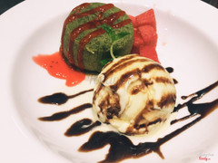 Kem vanilla ngậy mà k ngọt quá,bánh matcha thì đúng món tủ của mình rồi lalala
