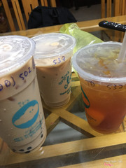 Mình đặt 3 ly: 1 trà sữa hok, 1 ly trà xanh đá xay với 1 ly trà đào, mà không hiểu sao khi ship tới thì ly đá xay của mình lại thành ly trà sữa. Nhân viên nên chú ý hơn trong lúc làm việc, tránh việc đưa sai nước cho shipper như này nữa :)