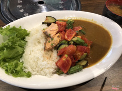 Cơm cari thịt lợn và rau. Chắc thịt lợn đang đắt nên sương sương 2 miếng. Bù lại rất rất nhiều sốt cari. Sốt cari ở đây vị thanh thanh vừa miệng chứ không đậm đà hay nồng quá. À cơm này không có cá hồi đâu nhé, đây là mình chôm của suất khác đó.