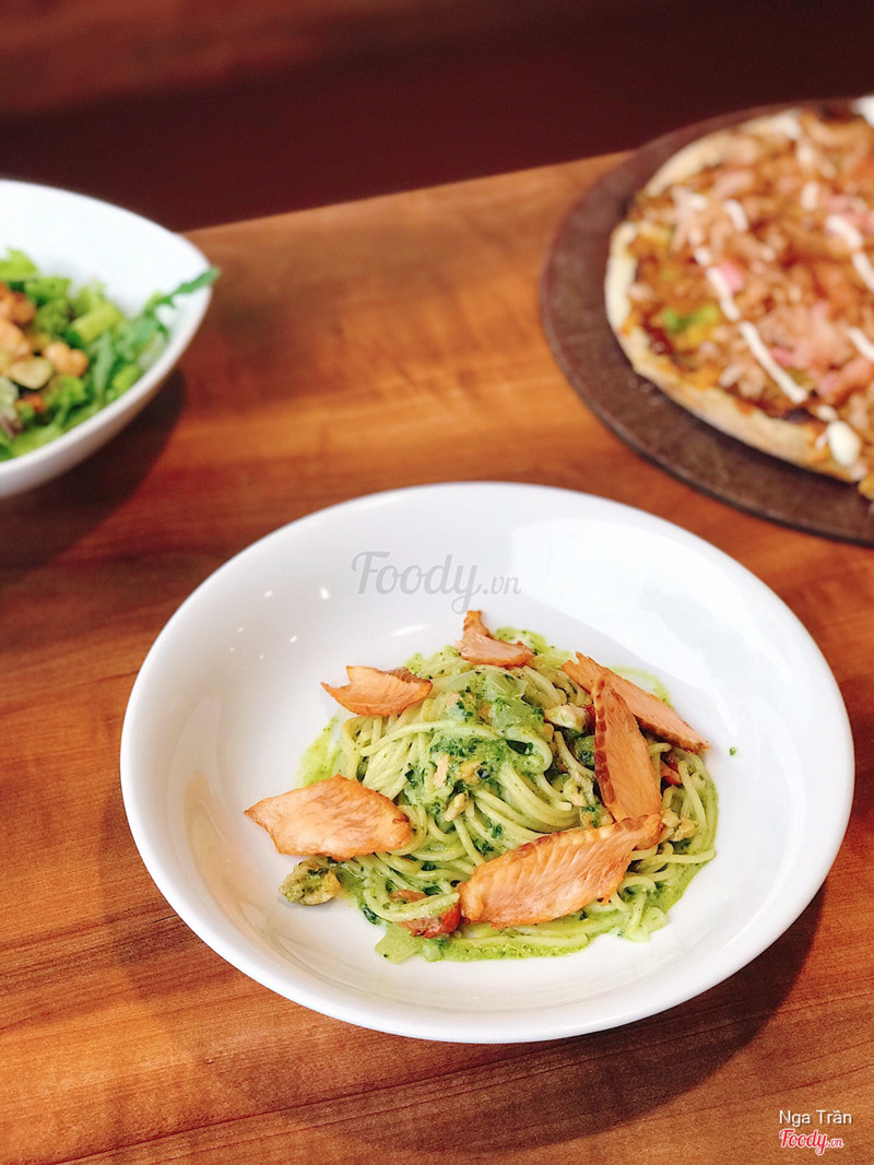 Mì Ý cá hồi sốt pesto
