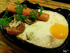 Bít tết trứng, xúc xích 40k